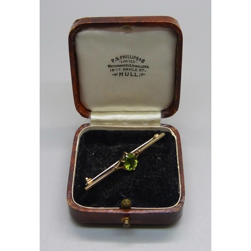 971 - A 9ct gold and peridot brooch, 2.8g