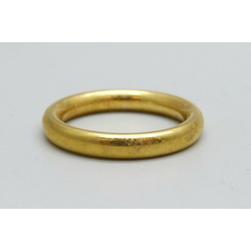 979C - A 22ct gold wedding ring, 6g, K