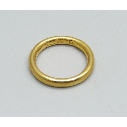 979C - A 22ct gold wedding ring, 6g, K