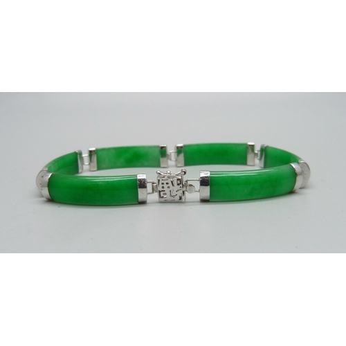 981 - A 14ct white gold mounted jade bracelet