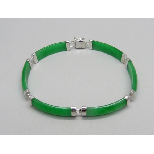 981 - A 14ct white gold mounted jade bracelet