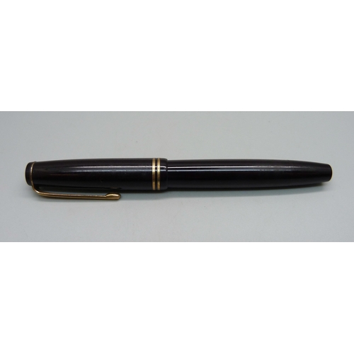 989 - A Parker Victory pen with 14ct gold nib