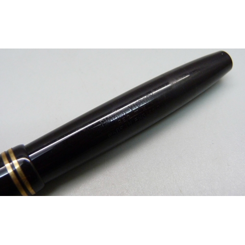 989 - A Parker Victory pen with 14ct gold nib