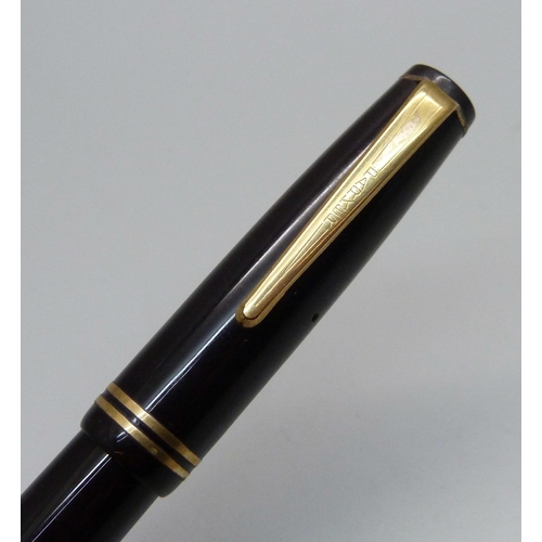 989 - A Parker Victory pen with 14ct gold nib