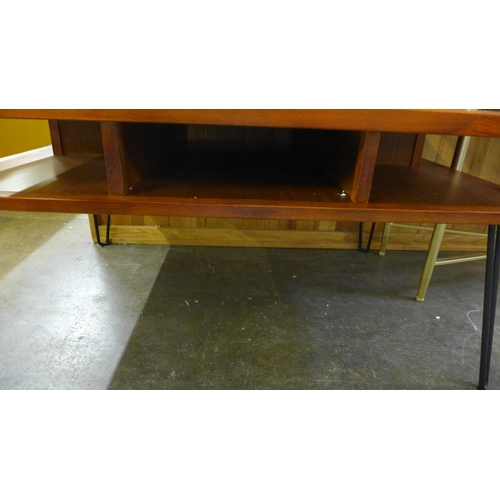 1511 - A retro TV coffee table