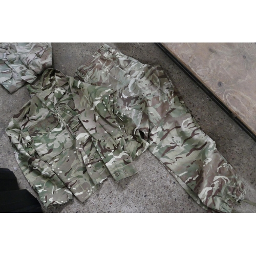 2354 - British military workwear, 1 large back pack, 5 smocks and 3 trousers