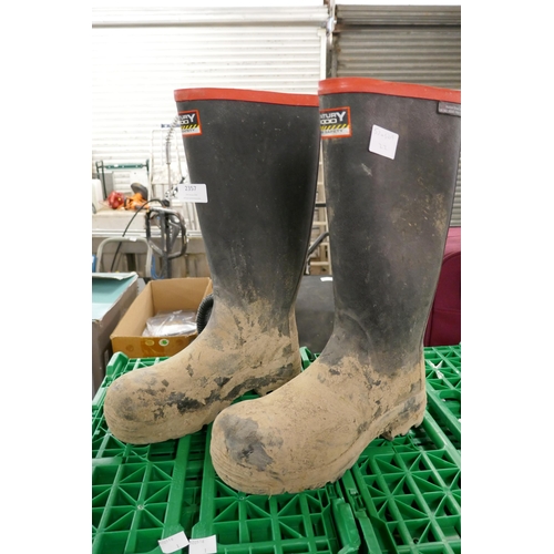 A pair of Century 4000 safety Wellington boots size 39 UK 6 6.5