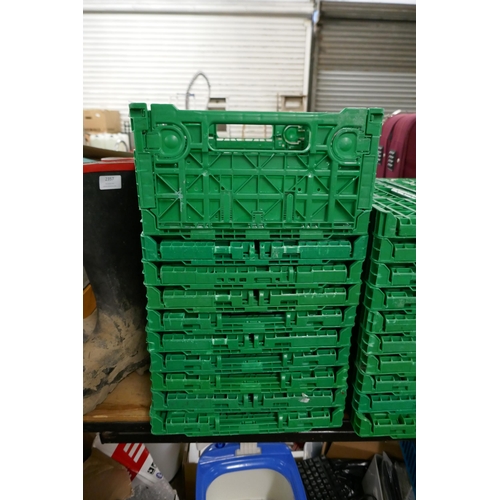 2358 - Ten green collapsible boxes (4cm x 30cm)