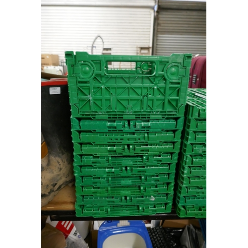 2359 - Ten green collapsible boxes (4cm x 30cm)