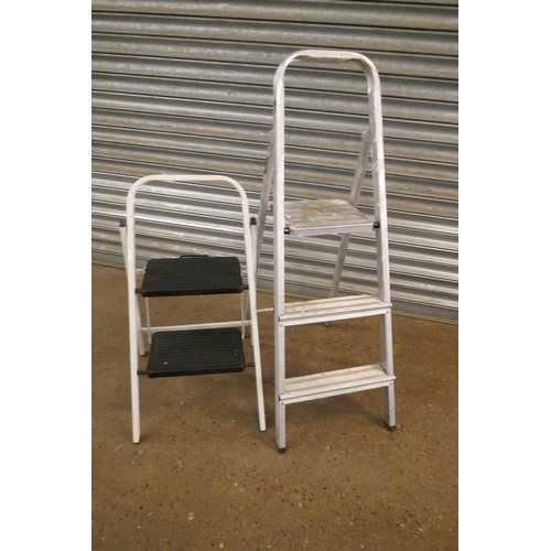 2375 - A 2-rung metal stepladder and a 3-rung aluminium stepladder