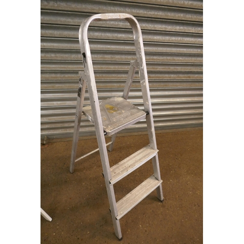 2375 - A 2-rung metal stepladder and a 3-rung aluminium stepladder