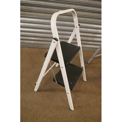 2375 - A 2-rung metal stepladder and a 3-rung aluminium stepladder