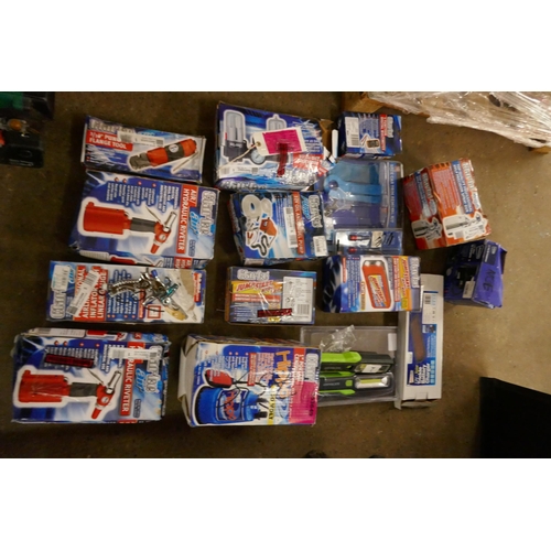 2376 - A box of assorted tool store returned items