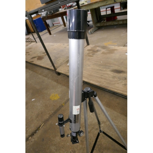 2393 - A Zennox telescope and tripod stand