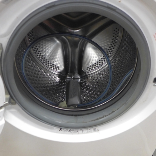 2195 - A Beko 7kg WM74155LW washing machine