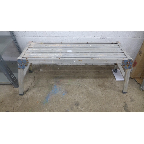 2338 - A folding aluminium hop up step