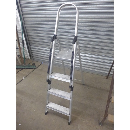 2206A - An aluminium 4-rung Clima stepladder A metal 5-rung set of steps, an aluminum 5-rung stepladder and ... 