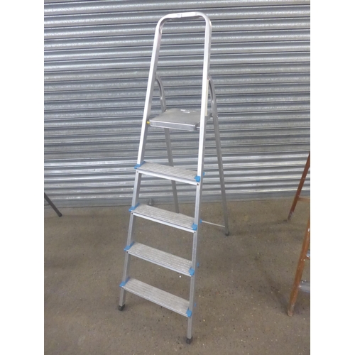 2206A - An aluminium 4-rung Clima stepladder A metal 5-rung set of steps, an aluminum 5-rung stepladder and ... 