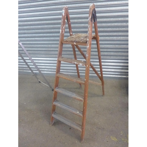 2206A - An aluminium 4-rung Clima stepladder A metal 5-rung set of steps, an aluminum 5-rung stepladder and ... 