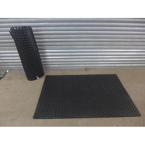 2239 - 2 Outside use rubber mats - 1 x 1.5m - unused