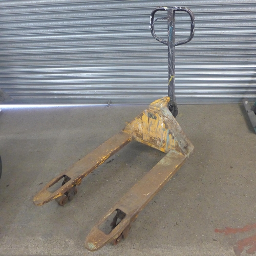 2262 - A metal pallet truck - needs service