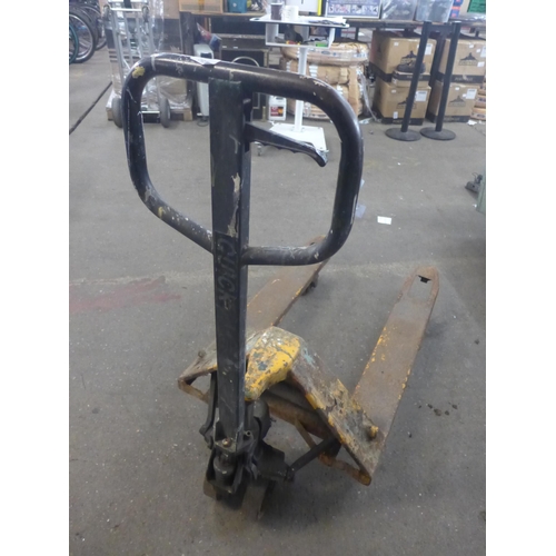 2262 - A metal pallet truck - needs service