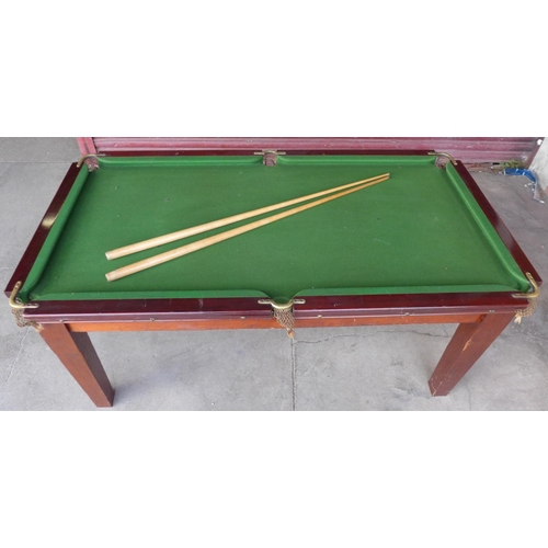 200 - An early 20th Century mahgoany snooker dining table