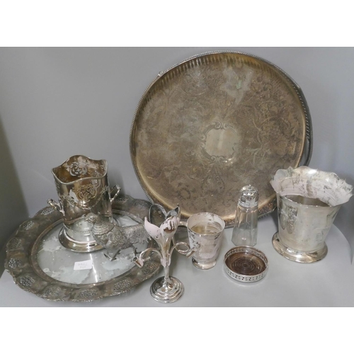 290 - A box of assorted silver plate ware and other metalwares