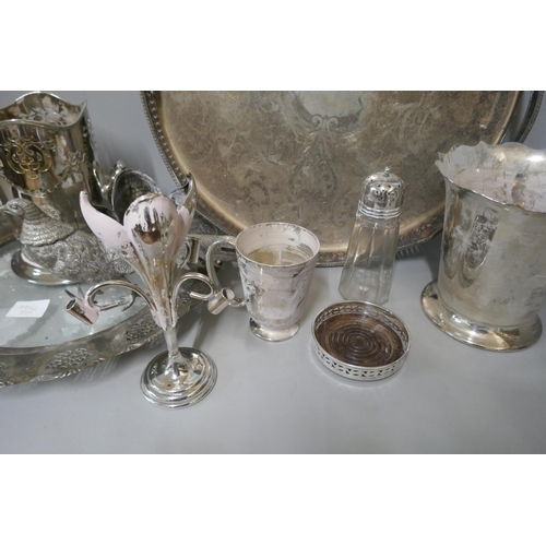 290 - A box of assorted silver plate ware and other metalwares