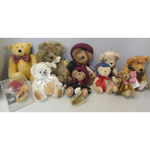 333 - Eleven Teddy bears including Canterbury, Boyds and Robin Rive