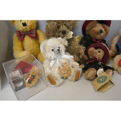 333 - Eleven Teddy bears including Canterbury, Boyds and Robin Rive