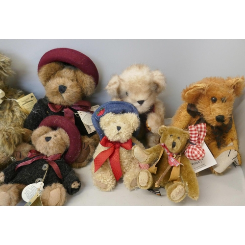 333 - Eleven Teddy bears including Canterbury, Boyds and Robin Rive