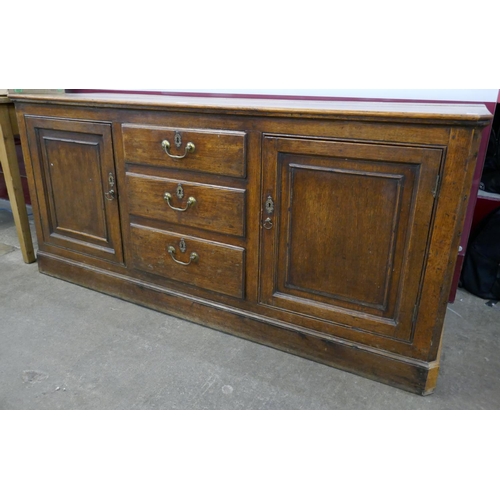 73 - A George III oak dresser