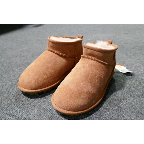 3016 - Kirkland Signature chestnut boots, UK 1/ EU 32   (312-801)  * This lot is subject to vat