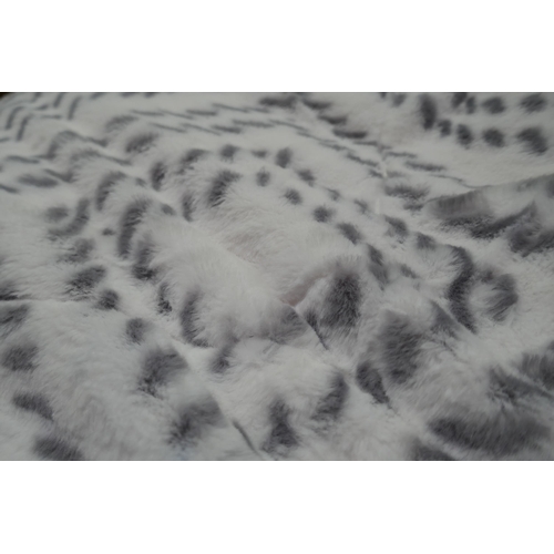 3040 - Mon Chateau Faux Fur and Sherpa Grey Diamond Blanket (312-802)  * This lot is subject to vat