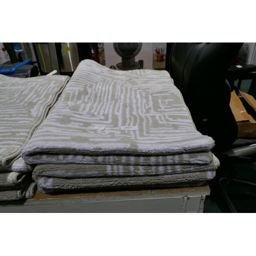 3073 - Three Polyester Accent Rugs  (76x114cm)   (309-311)   * This lot is subject to vat