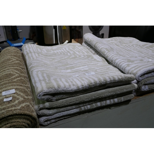 3074 - Three Polyester Accent Rugs  (76x114cm)  (309-311)   * This lot is subject to vat