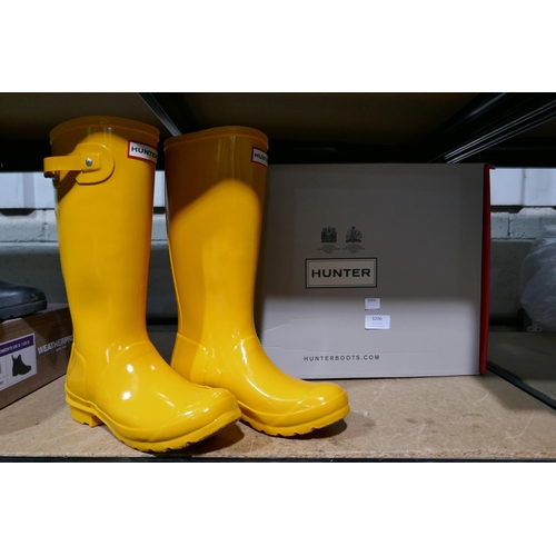 3206 - A pair of lady's yellow Hunter wellies - size 4 * This lot is subject to VAT