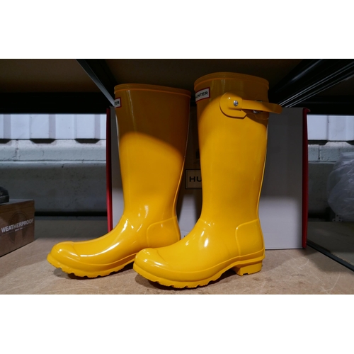 3206 - A pair of lady's yellow Hunter wellies - size 4 * This lot is subject to VAT