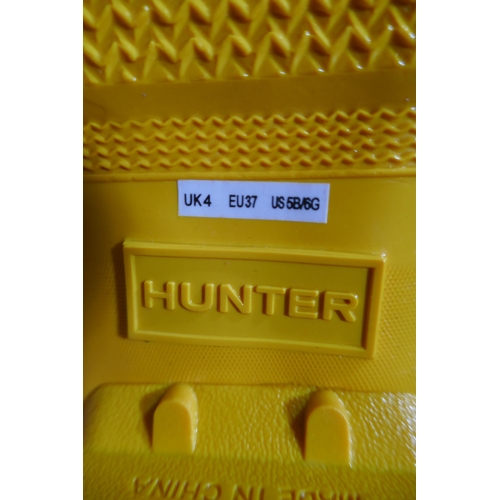 3206 - A pair of lady's yellow Hunter wellies - size 4 * This lot is subject to VAT