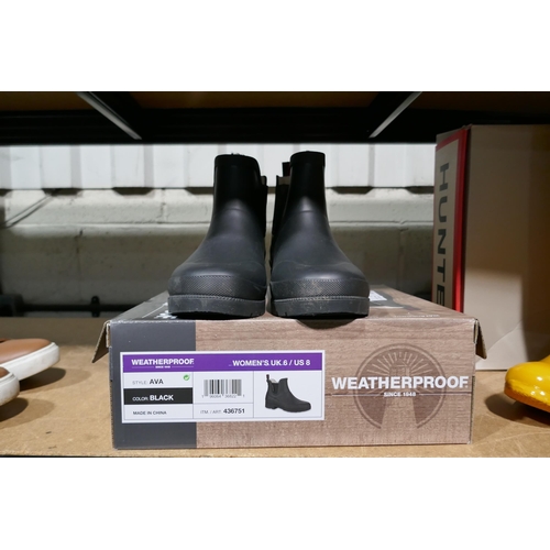 3207 - A pair of women's black weatherproof ankle wellies - size 6 * This lot is subject to VAT