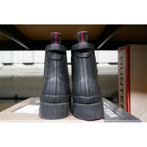 3207 - A pair of women's black weatherproof ankle wellies - size 6 * This lot is subject to VAT