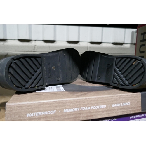 3207 - A pair of women's black weatherproof ankle wellies - size 6 * This lot is subject to VAT