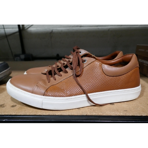 3208 - A pair of men's tan Penguin trainers - size 11 * This lot is subject to VAT