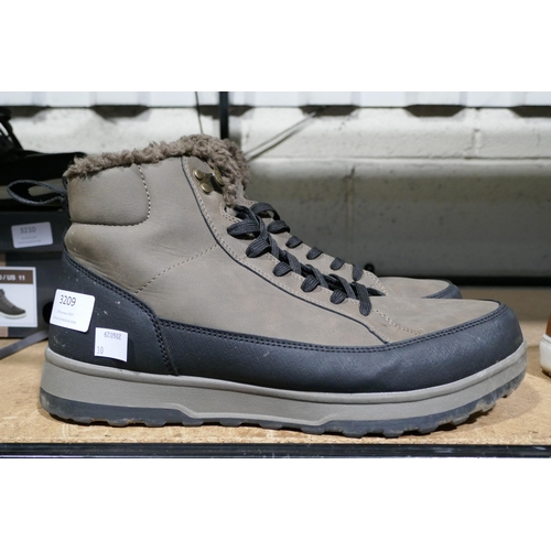 3209 - A pair of men's weatherproof boots - size 12 * This lot is subject to VAT