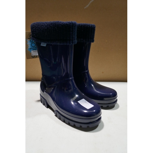 3211 - A pair of kid's navy wellies - size 2/3 - No box * This lot is subject to VAT