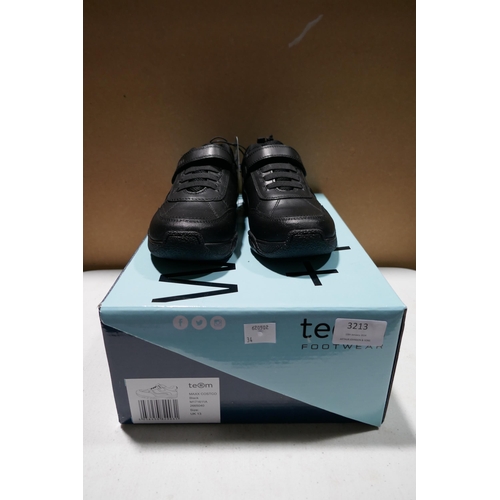 3213 - A pair of kid's Term black school shoes - size UK 13 * This lot is subject to VAT