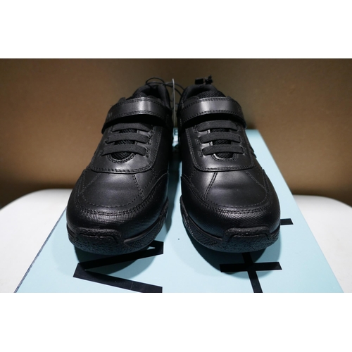 3213 - A pair of kid's Term black school shoes - size UK 13 * This lot is subject to VAT