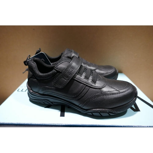 3213 - A pair of kid's Term black school shoes - size UK 13 * This lot is subject to VAT