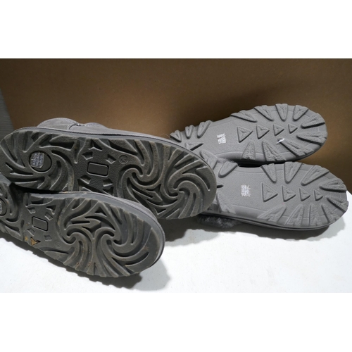 3214 - Two pairs of grey shearling boots/slippers - sizes 7 and 8 * This lot is subject to VAT